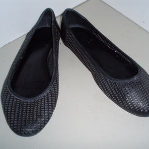 Vince Camuto Black Leather Flats/Slip On. 7.5 M